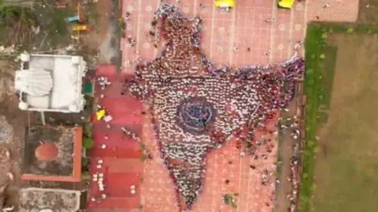 Indore: మానవహారంతో భారతదేశ పటం.. ఇండోర్ కు వరల్డ్ బుక్ ఆఫ్ రికార్డ్స్ లో చోటు Indore: మానవహారంతో భారతదేశ పటం.. ఇండోర్ కు వరల్డ్ బుక్ ఆఫ్ రికార్డ్స్ లో చోటు