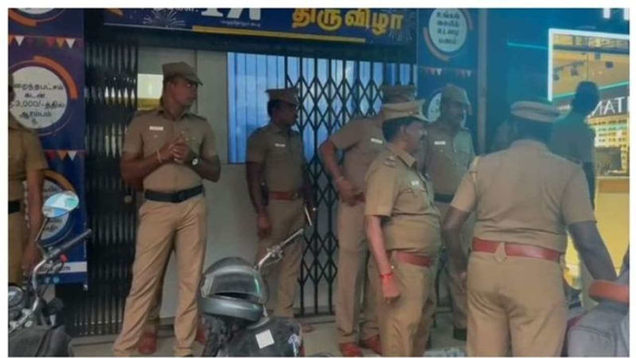 ചെന്നൈ ഫെഡ് ബാങ്ക് കവർച്ചയിൽ വന് വഴിത്തിരിവ്; കൊള്ളമുതൽ വീട്ടിൽ സൂക്ഷിച്ച പൊലീസ് ഉദ്യോഗസ്ഥന് അറസ്റ്റില് ചെന്നൈ ഫെഡ് ബാങ്ക് കവർച്ചയിൽ വന് വഴിത്തിരിവ്; കൊള്ളമുതൽ വീട്ടിൽ സൂക്ഷിച്ച പൊലീസ് ഉദ്യോഗസ്ഥന് അറസ്റ്റില്
