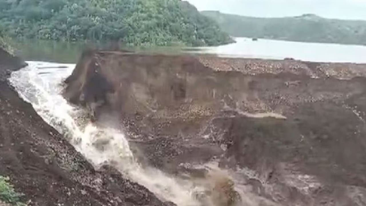 एमपी में 18 गांवों का खतरा टला: कारम डैम का एक हिस्सा टूटा, देखिए वीडियो बांध से कैसे निकल रहा है पानी एमपी में 18 गांवों का खतरा टला: कारम डैम का एक हिस्सा टूटा, देखिए वीडियो बांध से कैसे निकल रहा है पानी