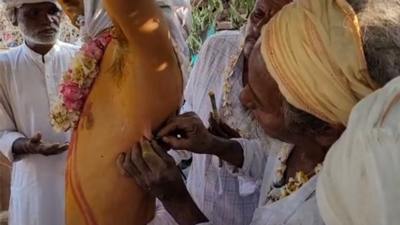 परंपरा के नाम पर यहां सुई से छेंद देते हैं शरीर, फिर उसके ऊपर नाचते हैं लोग परंपरा के नाम पर यहां सुई से छेंद देते हैं शरीर, फिर उसके ऊपर नाचते हैं लोग