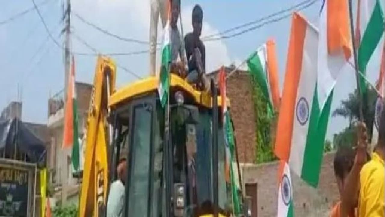 प्रयागराज: अनोखे अंदाज में मनाया आजादी का जश्न, ग्रामीणों ने बुलडोजर पर निकाली तिरंगा यात्रा प्रयागराज: अनोखे अंदाज में मनाया आजादी का जश्न, ग्रामीणों ने बुलडोजर पर निकाली तिरंगा यात्रा