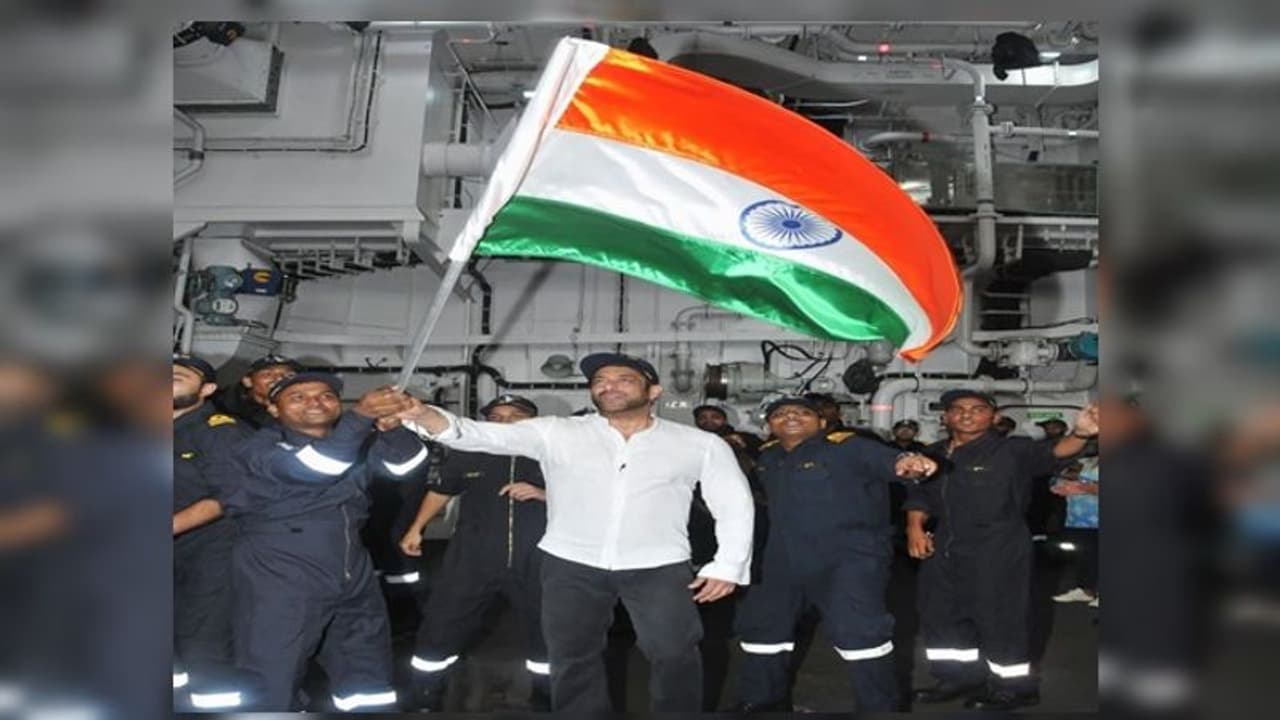 স্বাধীনতা দিবসের সকালে জাতীয় পতাকা হাতে ছবি পোস্ট দাবাং স্টারের, জানালেন শুভাচ্ছাও স্বাধীনতা দিবসের সকালে জাতীয় পতাকা হাতে ছবি পোস্ট দাবাং স্টারের, জানালেন শুভাচ্ছাও