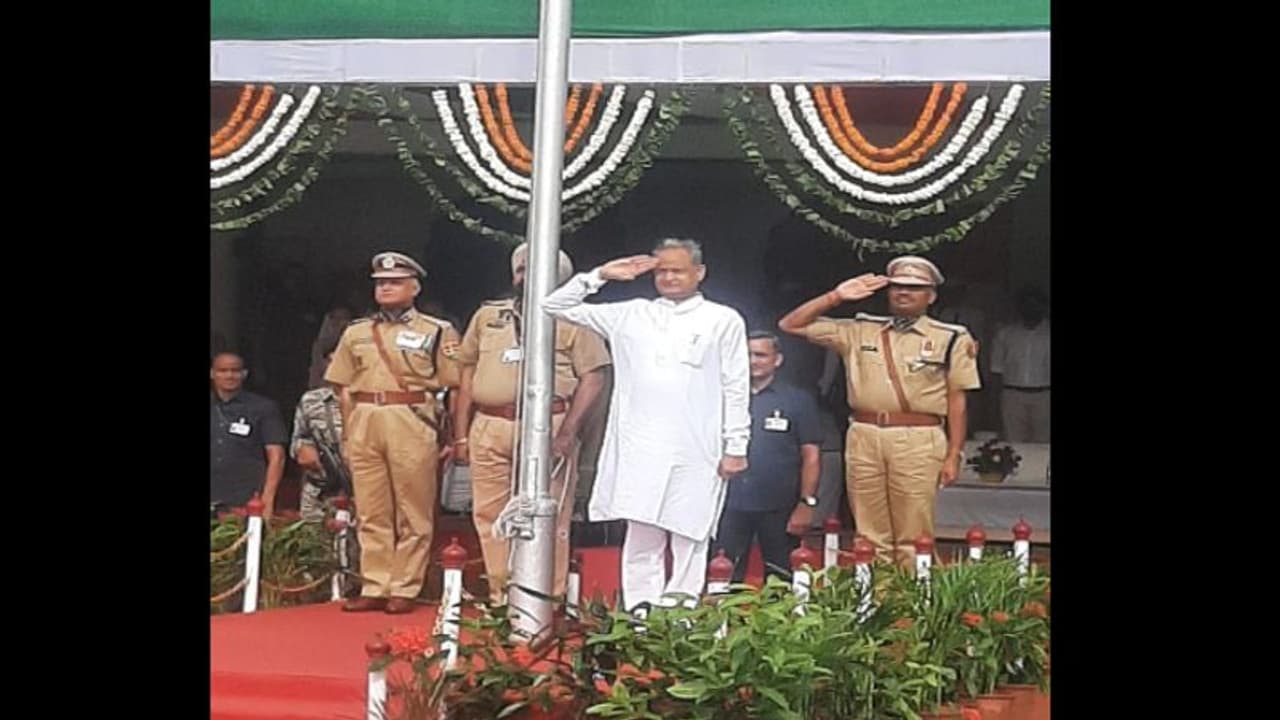 बढ़ते कोरोना केस के कारण राजस्थान में रद्द हुए कई कार्यक्रम, सीएम अशोक गहलोत भी ध्वजारोहण के बाद जल्दी निकले बढ़ते कोरोना केस के कारण राजस्थान में रद्द हुए कई कार्यक्रम, सीएम अशोक गहलोत भी ध्वजारोहण के बाद जल्दी निकले