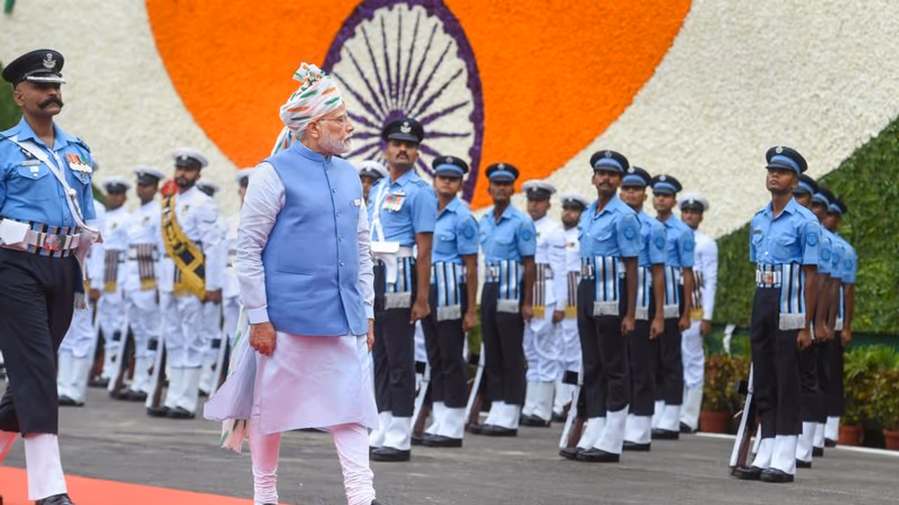 ത്രിവർണ്ണ തലപ്പാവ്, വെളള കുർത്ത, നീല ജാക്കറ്റ്; ശ്രദ്ധയാകർഷിച്ച് മോദിയുടെ വസ്ത്രധാരണം