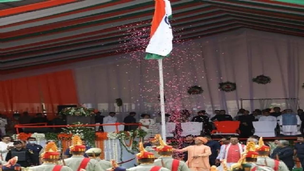 सीएम योगी ने ध्वजारोहण कर प्रदेशवासियों को दी शुभकामनाएं, मौन मार्च कर विभाजन की त्रासदी को किया याद सीएम योगी ने ध्वजारोहण कर प्रदेशवासियों को दी शुभकामनाएं, मौन मार्च कर विभाजन की त्रासदी को किया याद