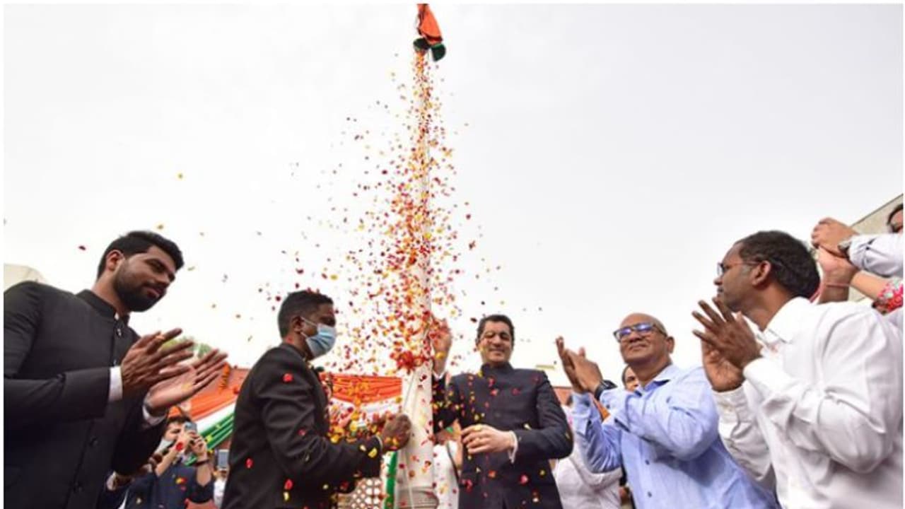 സ്വാതന്ത്യദിനമാഘോഷിച്ച് യുഎഇയിലെ ഇന്ത്യക്കാരും; വിവിധ എമിറേറ്റുകളില് ത്രിവര്ണ പതാക ഉയര്ത്തി സ്വാതന്ത്യദിനമാഘോഷിച്ച് യുഎഇയിലെ ഇന്ത്യക്കാരും; വിവിധ എമിറേറ്റുകളില് ത്രിവര്ണ പതാക ഉയര്ത്തി