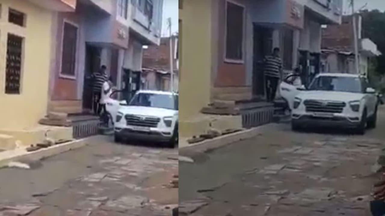 हर रात लेडी टीचर के घर आते थे SDM, एक रात गांव वालों ने बाहर से लगा दी कुंडी, सुबह दिखा गजब सीन हर रात लेडी टीचर के घर आते थे SDM, एक रात गांव वालों ने बाहर से लगा दी कुंडी, सुबह दिखा गजब सीन