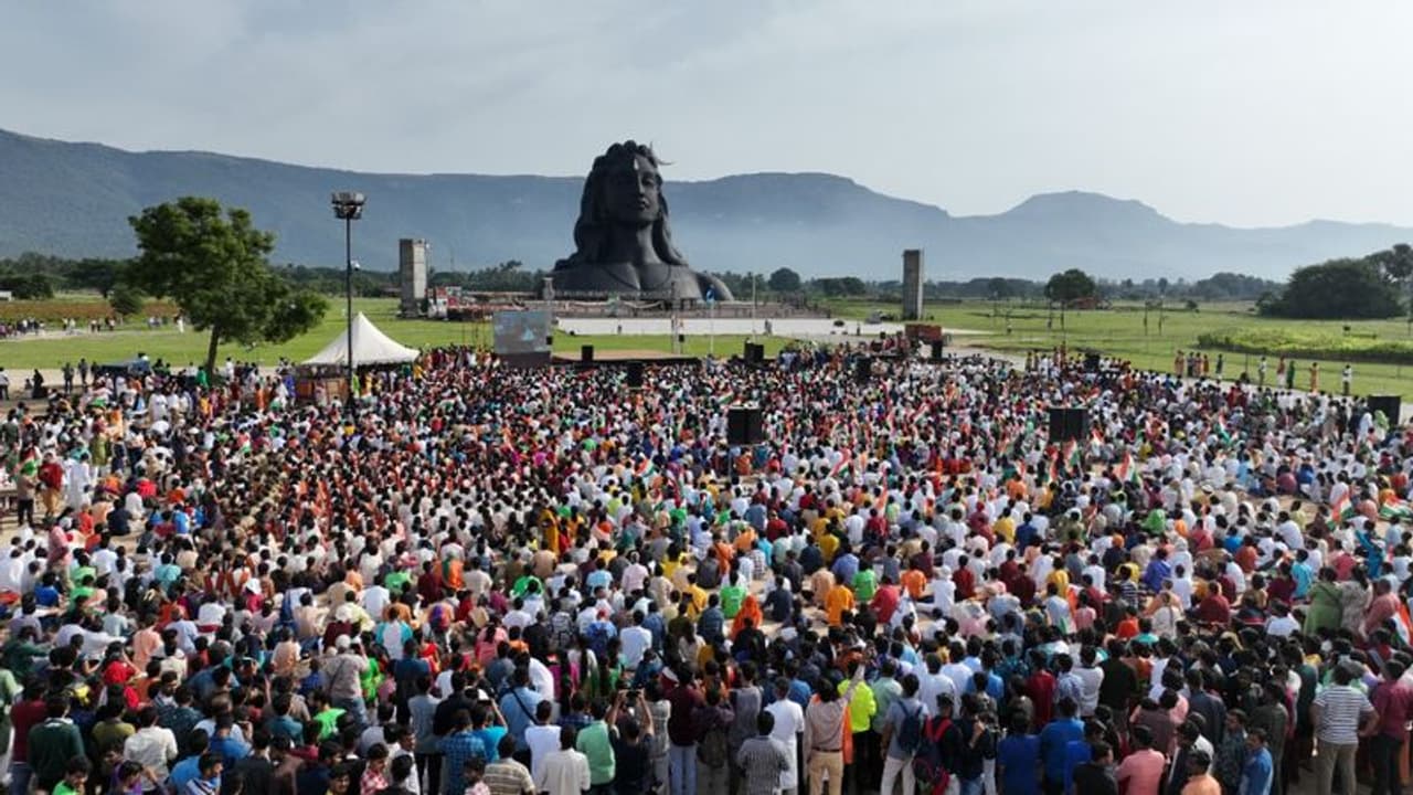 பஞ்சத்தில் தவித்த பாரதம் இன்று உலகிற்கேஉணவளிக்கும் தேசமாக வளர்ந்துள்ளது!சுதந்திர தினவிழாவில் சத்குரு பெருமிதம்