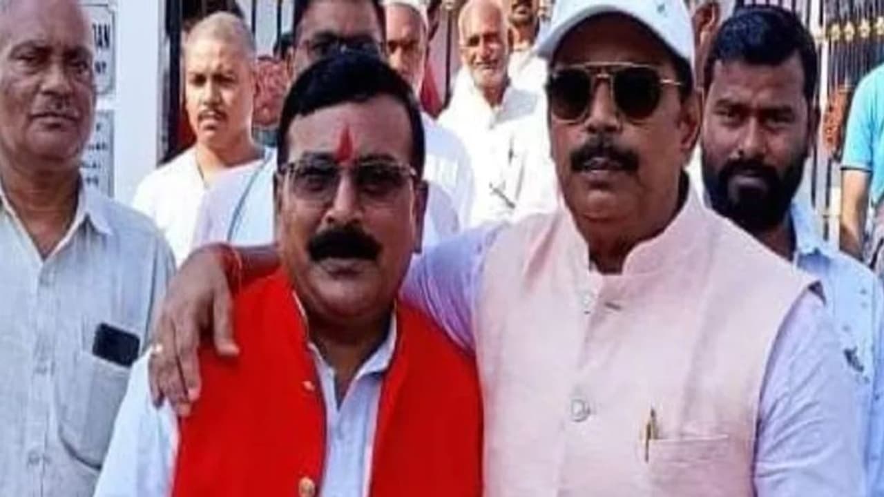 ये है बिहार! सत्ता बदलते ही पावर में आए बाहुबली, जेल में बंद आनंद मोहन पहुंच गए घर ये है बिहार! सत्ता बदलते ही पावर में आए बाहुबली, जेल में बंद आनंद मोहन पहुंच गए घर