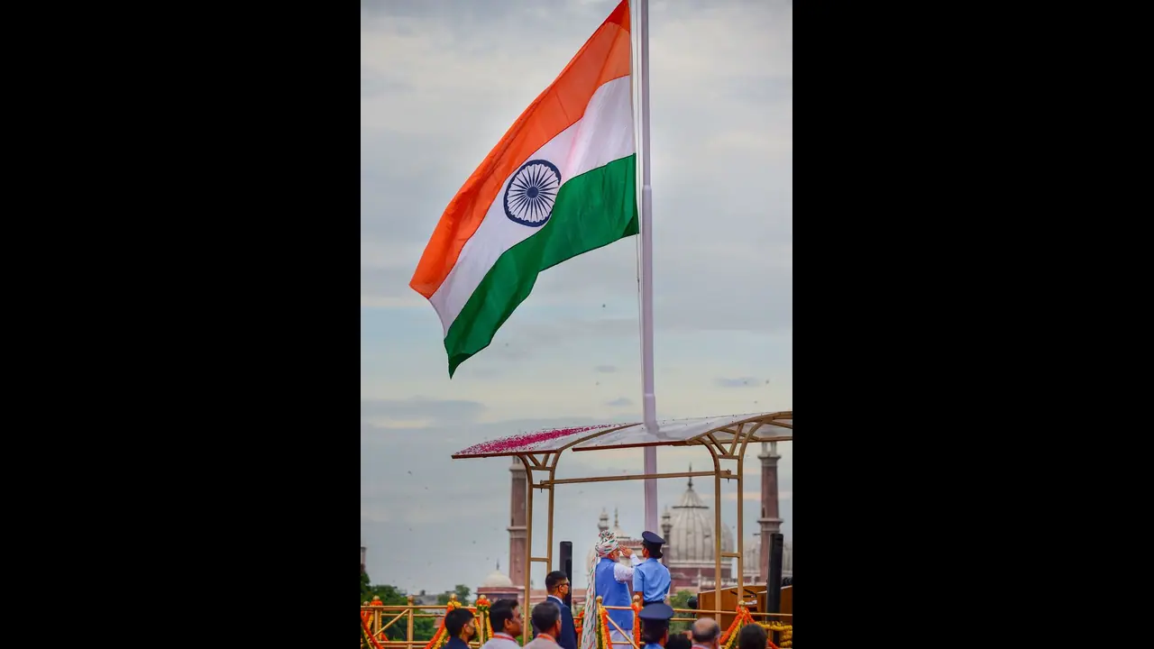 ಹುಬ್ಬಳ್ಳಿ: ಖಾದಿ ನೆಲದಲ್ಲಿ ಪಾಲಿಸ್ಟರ್ ರಾಷ್ಟ್ರಧ್ವಜ ಮಾರಾಟದ ಅಬ್ಬರ..! ಹುಬ್ಬಳ್ಳಿ: ಖಾದಿ ನೆಲದಲ್ಲಿ ಪಾಲಿಸ್ಟರ್ ರಾಷ್ಟ್ರಧ್ವಜ ಮಾರಾಟದ ಅಬ್ಬರ..!