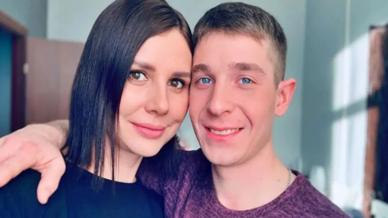 पति को छोड़ बेटे के इश्क में डूबी मां, कर ली शादी और अब बनने जा रही उसके बच्चे की मां पति को छोड़ बेटे के इश्क में डूबी मां, कर ली शादी और अब बनने जा रही उसके बच्चे की मां