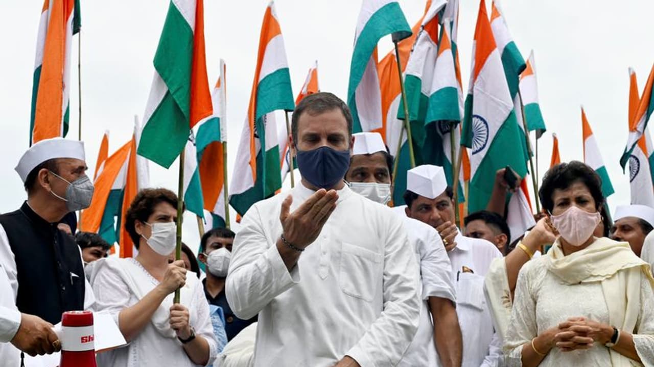 షాకింగ్ న్యూస్.. మహాత్మా గాంధీ ఫొటోను డ్యామేజీ చేసిన కేసులో రాహుల్ గాంధీ స్టాఫ్ అరెస్టు షాకింగ్ న్యూస్.. మహాత్మా గాంధీ ఫొటోను డ్యామేజీ చేసిన కేసులో రాహుల్ గాంధీ స్టాఫ్ అరెస్టు