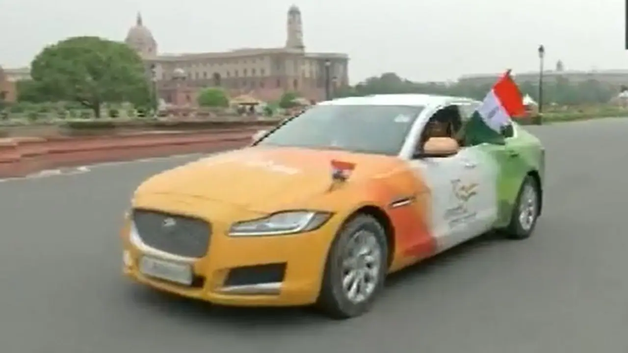 72 ಲಕ್ಷ ರೂಪಾಯಿ ಜಾಗ್ವಾರ್ ಕಾರಿಗೆ ತಿರಂಗ ಪೈಂಟ್, ಯುವಕನ ಕಾರ್ಯಕ್ಕೆ ಮೆಚ್ಚುಗೆ!