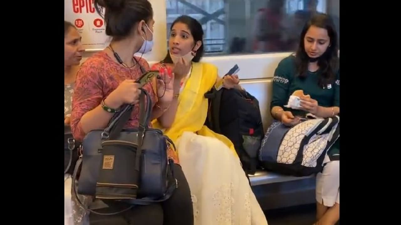 ಮೆಟ್ರೋದಲ್ಲಿ ಸೀಟಿಗಾಗಿ ಮಹಿಳೆಯರ ಕಿತ್ತಾಟ: ವಿಡಿಯೋ ವೈರಲ್‌