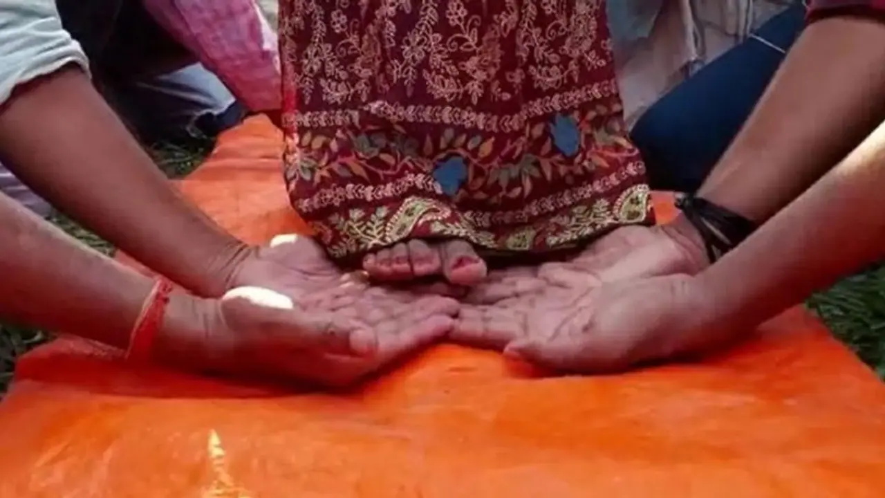 बिहार का गर्व करने वाला VIDEO: शहीद बेटे की प्रतिमा पर माल्यार्पण करने युवाओं की हथेलियों पर चलकर पहुंची मां बिहार का गर्व करने वाला VIDEO: शहीद बेटे की प्रतिमा पर माल्यार्पण करने युवाओं की हथेलियों पर चलकर पहुंची मां