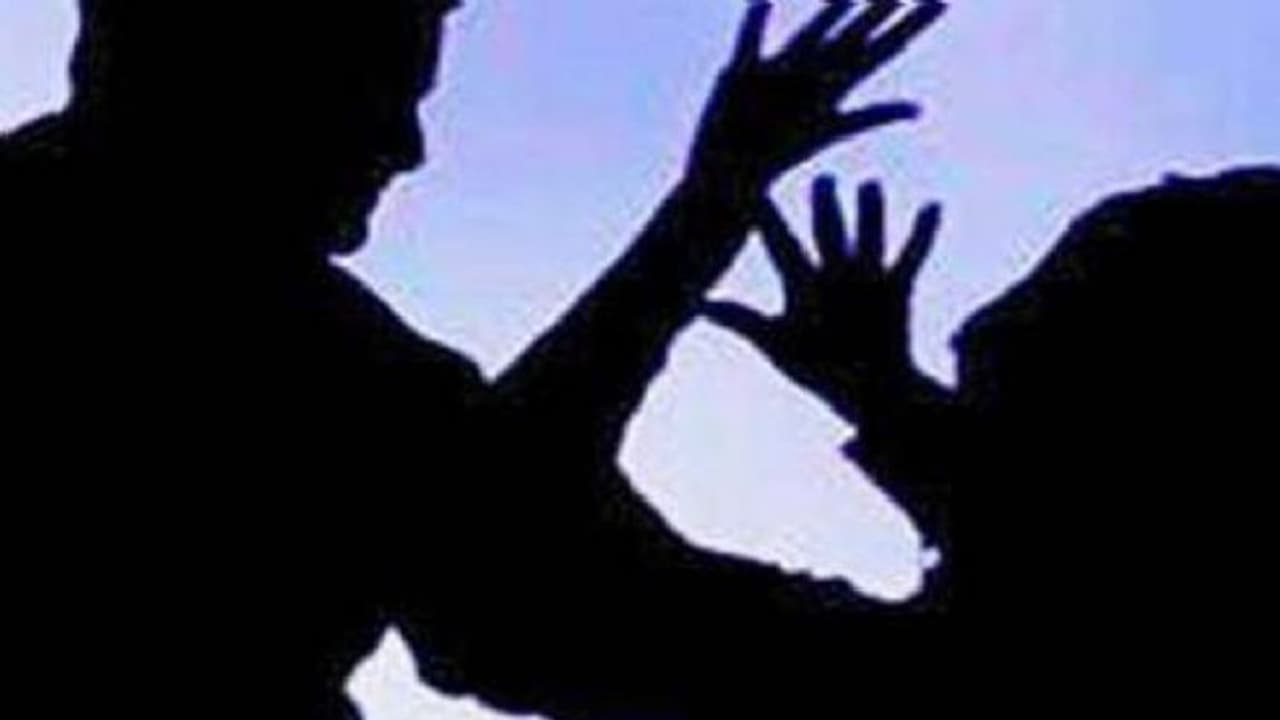 दहेज की मांग पूरी न होने पर युवक ने विवाहिता को दी दर्दनाक मौत, पत्नी से इस चीज को लेकर कर रहा था डिमांड दहेज की मांग पूरी न होने पर युवक ने विवाहिता को दी दर्दनाक मौत, पत्नी से इस चीज को लेकर कर रहा था डिमांड