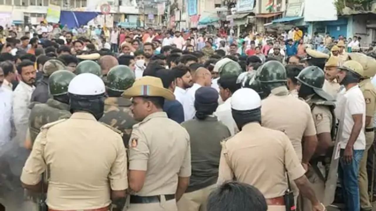 സവർക്കറെ മാറ്റി ടിപ്പുവിന്റെ പോസ്റ്റർ സ്ഥാപിച്ചു; ശിവമോ​ഗയിൽ സംഘർഷം, നിരോധനാജ്ഞ