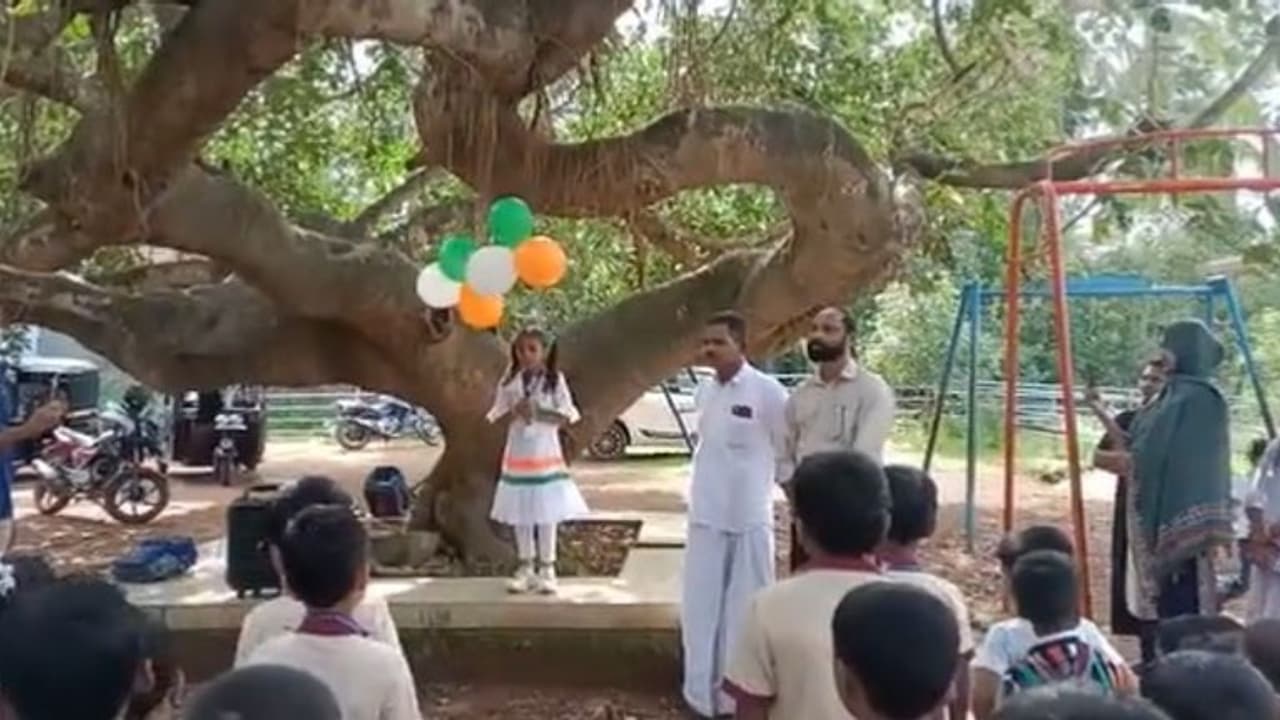 இருட்டறைக்குள் தள்ளப்பட்ட குடிமகனின் மகள் நான்… இணையத்தில் வைரலாகும் கேரள பத்திரிகையாளர் மகளின் பேச்சு!!