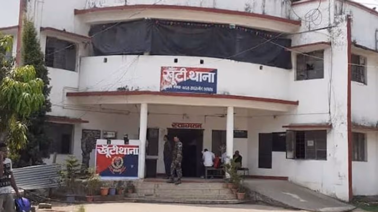 झारखंड में महिला की हुई निर्मम हत्या, सब्जी बेचकर लौट रही थी, इस हालत में मिली बॉडी झारखंड में महिला की हुई निर्मम हत्या, सब्जी बेचकर लौट रही थी, इस हालत में मिली बॉडी