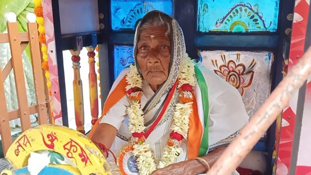 ঝাপসা চোখে স্বাধীনতার স্মৃতি আগলে পতাকা উত্তোলন লক্ষ্মীদেবী, পালকিতে করে চলল শোভাযাত্রা ঝাপসা চোখে স্বাধীনতার স্মৃতি আগলে পতাকা উত্তোলন লক্ষ্মীদেবী, পালকিতে করে চলল শোভাযাত্রা