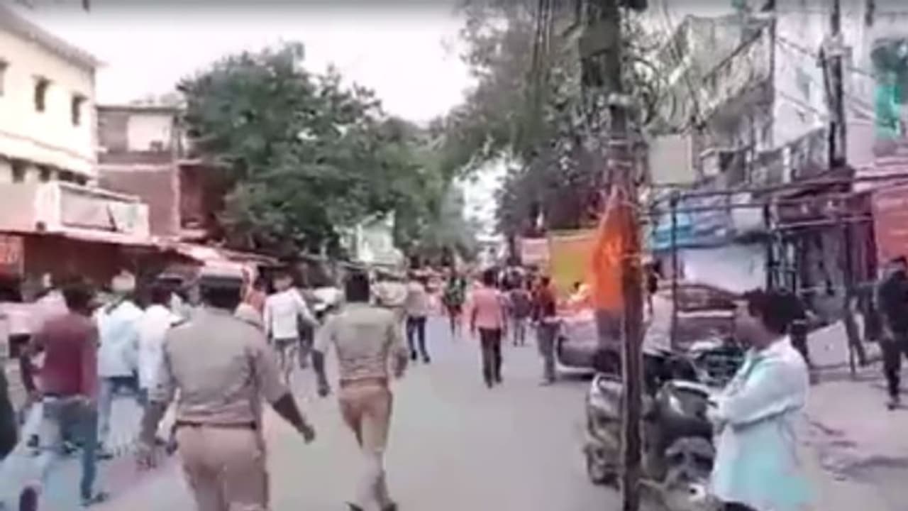 യുപിയിൽ തിരം​ഗ യാത്രക്കിടെ ഇരുവിഭാ​ഗങ്ങൾ ഏറ്റുമുട്ടി, കല്ലേറ്; നിരവധിപേർക്ക് പരിക്ക്‌