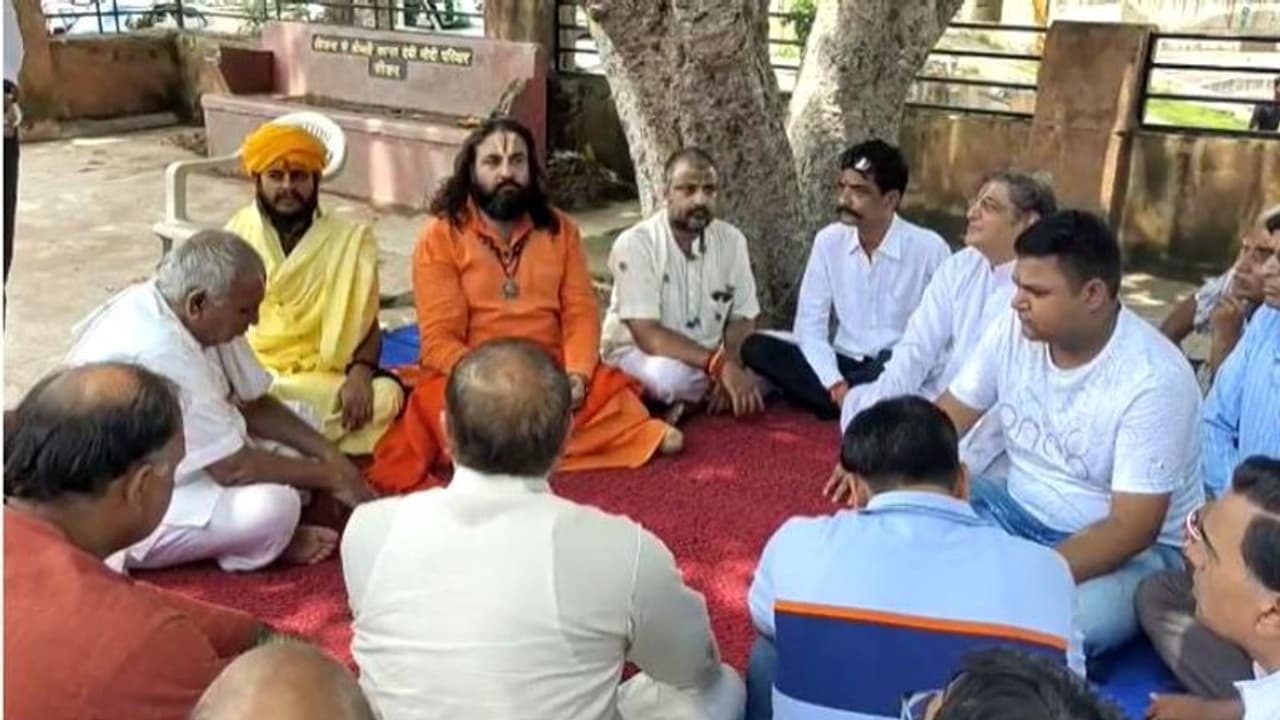 खाटूश्याम हादसा: विवादों में घिरी मंदिर कमेटी के समर्थन में आए महंत व पुजारी, इस बात की दे दी चेतावनी खाटूश्याम हादसा: विवादों में घिरी मंदिर कमेटी के समर्थन में आए महंत व पुजारी, इस बात की दे दी चेतावनी