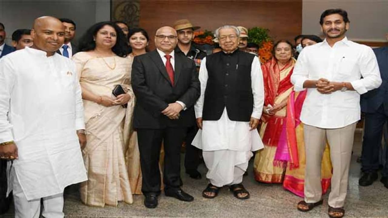 ఏపీ రాజ్ భవన్ లో ఎట్ హొం: హాజరైన సీఎం జగన్, చంద్రబాబు సహా ప్రముఖులు ఏపీ రాజ్ భవన్ లో ఎట్ హొం: హాజరైన సీఎం జగన్, చంద్రబాబు సహా ప్రముఖులు