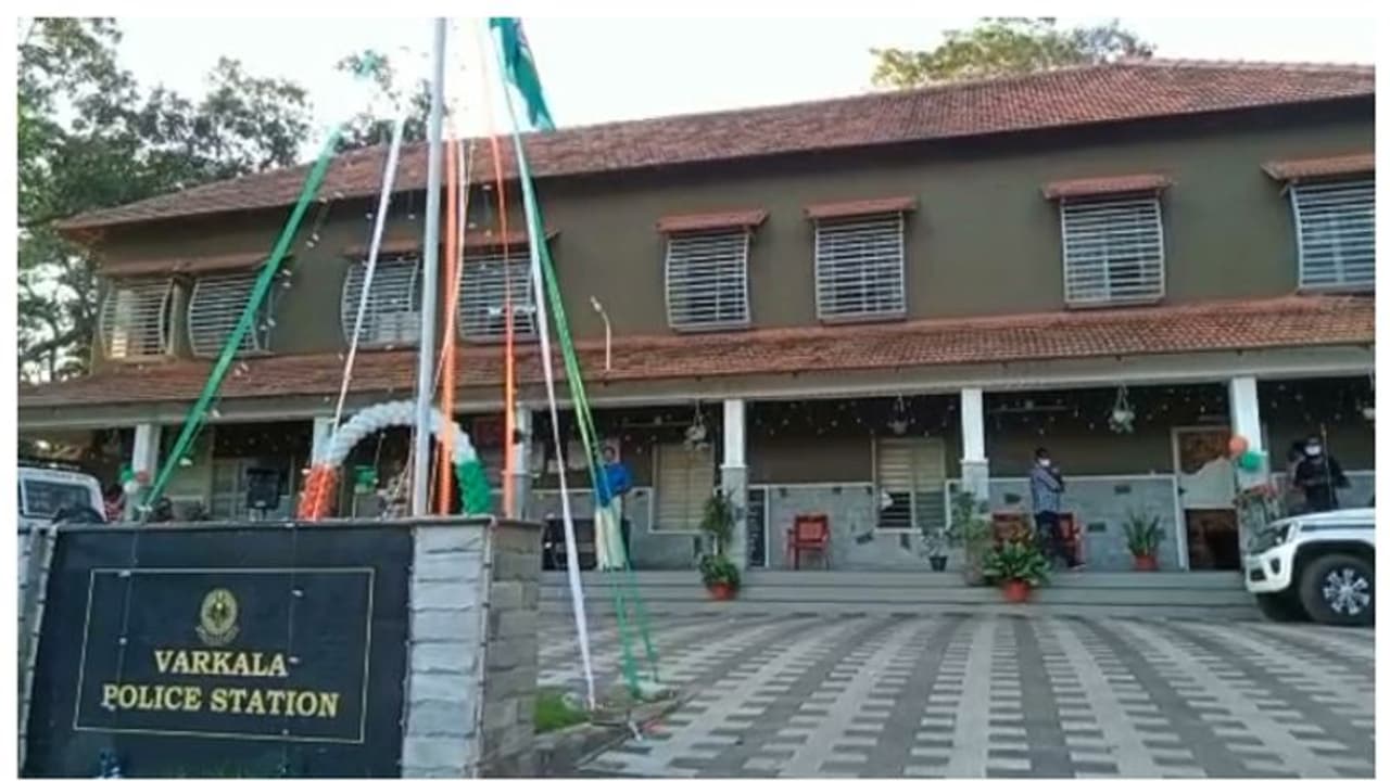 മദ്യലഹരിയിൽ ഭാര്യയെ വെട്ടി, ഭർത്താവ് കസ്റ്റഡിയിൽ; നാൽപ്പതുകാരിക്ക് ഗുരുതര പരിക്ക് മദ്യലഹരിയിൽ ഭാര്യയെ വെട്ടി, ഭർത്താവ് കസ്റ്റഡിയിൽ; നാൽപ്പതുകാരിക്ക് ഗുരുതര പരിക്ക്