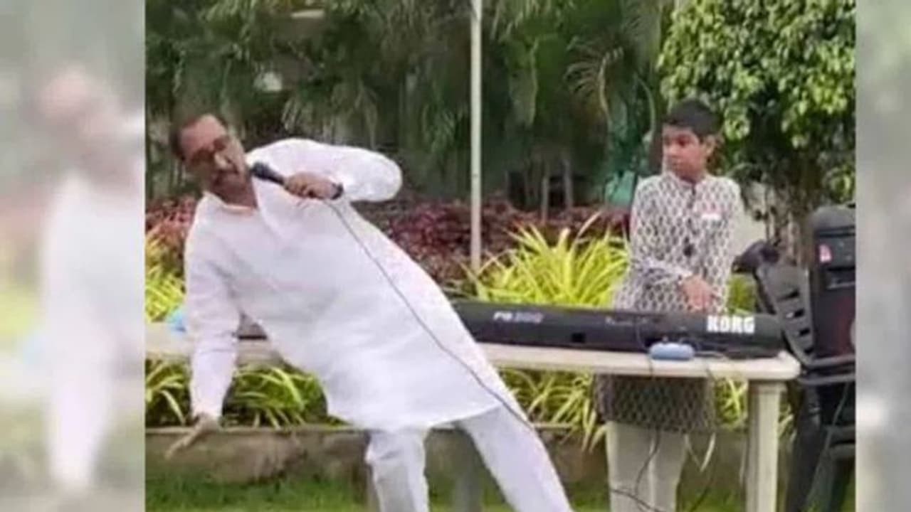  Hyderabad: స్వాతంత్య్ర వేడుకల్లో విషాదం.. మాట్లాడుతూ కుప్ప‌కూలిన‌ వ్యక్తి .. 