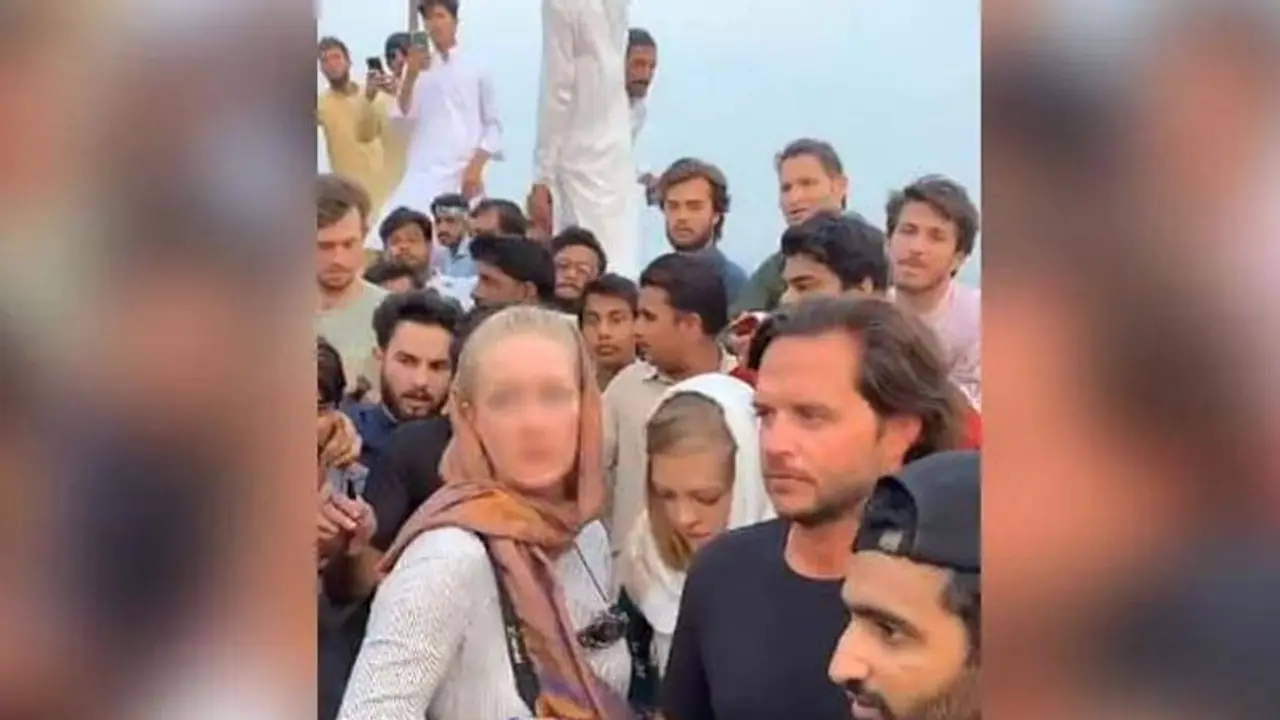 पाकिस्तान के स्वतंत्रता दिवस पर शर्मनाक घटना, विदेशी पर्यटकों को भीड़ ने किया परेशान, वीडियो हुए वायरल पाकिस्तान के स्वतंत्रता दिवस पर शर्मनाक घटना, विदेशी पर्यटकों को भीड़ ने किया परेशान, वीडियो हुए वायरल