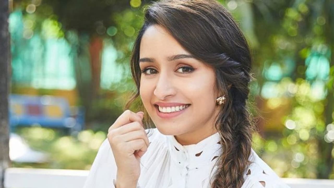 Bade Miyan Chote Miyan के मेकर्स ने किया श्रद्धा कपूर को अप्रोच, इसलिए लेना चाहते है फिल्म में Bade Miyan Chote Miyan के मेकर्स ने किया श्रद्धा कपूर को अप्रोच, इसलिए लेना चाहते है फिल्म में