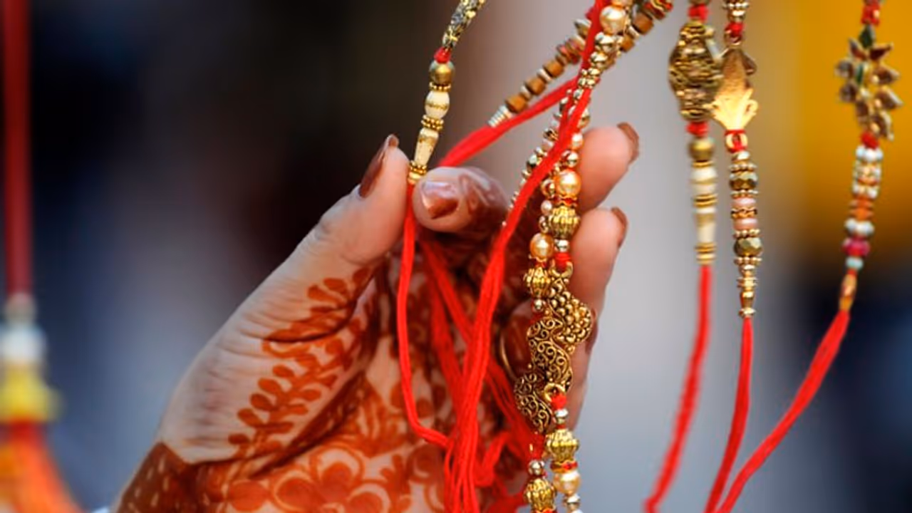 Raksha Panchami 2022: सुख समृद्धि के लिए रक्षा पंचमी पर करें ये 5 उपाय, जानिए पूजा विधि भी Raksha Panchami 2022: सुख समृद्धि के लिए रक्षा पंचमी पर करें ये 5 उपाय, जानिए पूजा विधि भी