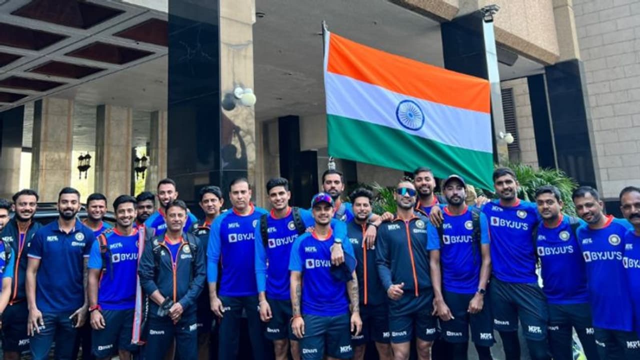 സിംബാബ്വെയിൽ സ്വാതന്ത്ര്യദിനം ആഘോഷിച്ച് ഇന്ത്യന് ക്രിക്കറ്റ് ടീം; പരിശീലനം തുടങ്ങി സിംബാബ്വെയിൽ സ്വാതന്ത്ര്യദിനം ആഘോഷിച്ച് ഇന്ത്യന് ക്രിക്കറ്റ് ടീം; പരിശീലനം തുടങ്ങി