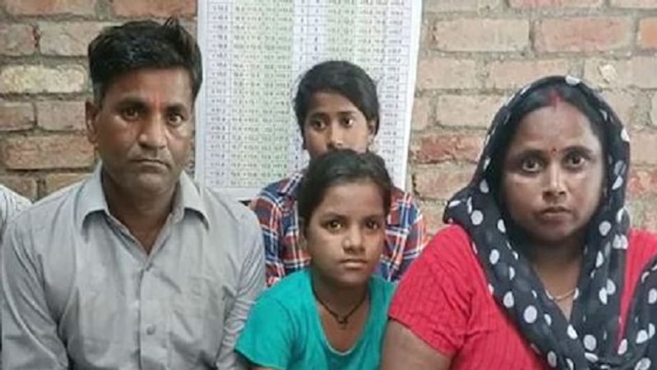 तिरंगा बांटने पर गरीब परिवार को मिली जान से मारने की धमकी, घर के बाहर मिला ISI के नाम का पत्र तिरंगा बांटने पर गरीब परिवार को मिली जान से मारने की धमकी, घर के बाहर मिला ISI के नाम का पत्र