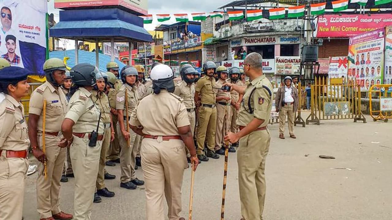 ಫ್ಲೆಕ್ಸ್ ಗಲಭೆ: ಶಿವಮೊಗ್ಗ ಬೂದಿ ಮುಚ್ಚಿದ ಕೆಂಡ ಫ್ಲೆಕ್ಸ್ ಗಲಭೆ: ಶಿವಮೊಗ್ಗ ಬೂದಿ ಮುಚ್ಚಿದ ಕೆಂಡ