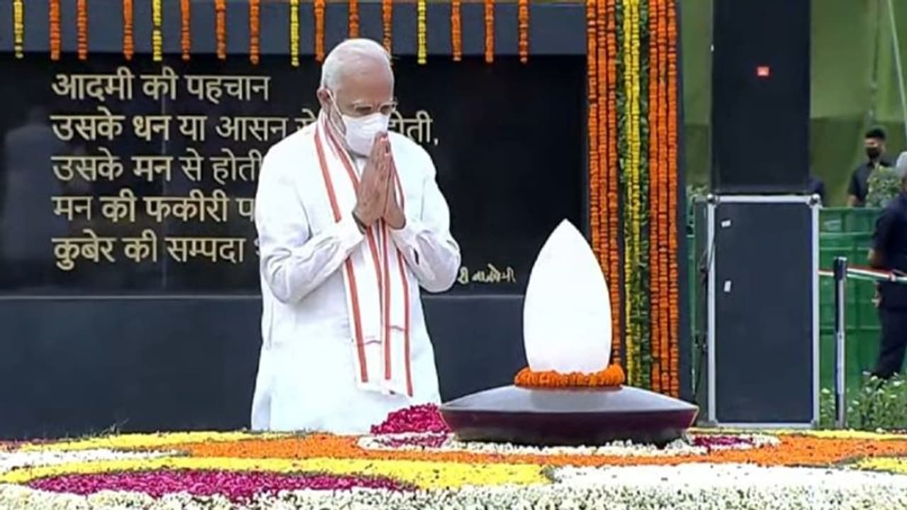 Atal Bihari Vajpayee Death Anniversary: వాజ్పేయికి నివాళులర్పించిన రాష్ట్రపతి ముర్ము, ప్రధాని మోదీ.. Atal Bihari Vajpayee Death Anniversary: వాజ్పేయికి నివాళులర్పించిన రాష్ట్రపతి ముర్ము, ప్రధాని మోదీ..