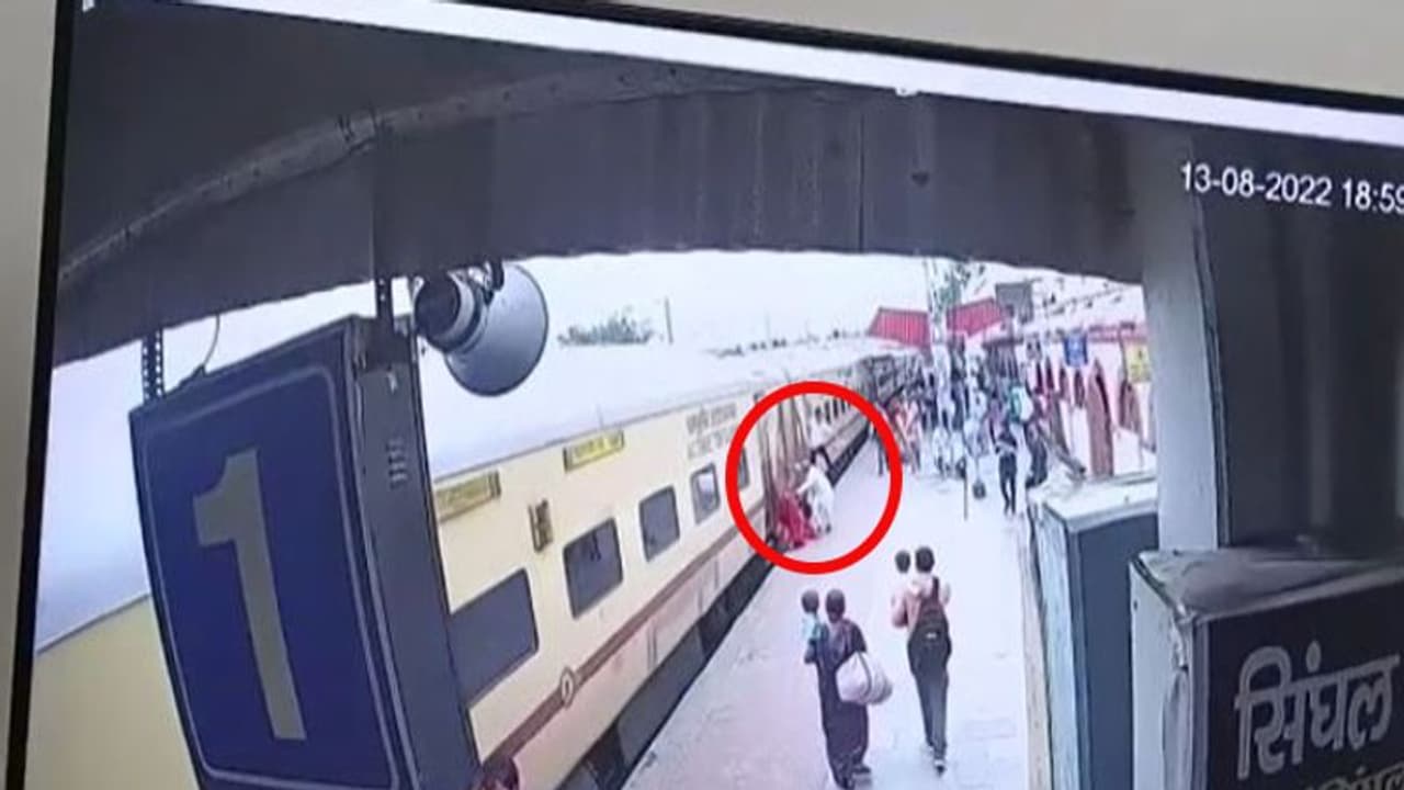रेलवे के साहसी TT ने बचाई बुजुर्ग महिला की जान: पीड़िता को गिरता देख, बचाने खुद कूदा, देखें वीडियो रेलवे के साहसी TT ने बचाई बुजुर्ग महिला की जान: पीड़िता को गिरता देख, बचाने खुद कूदा, देखें वीडियो