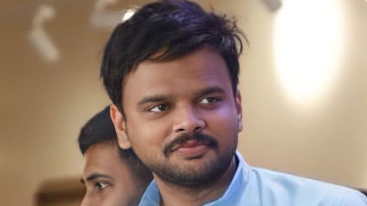 35 साल के फिल्म क्रिटिक Kaushik LM का निधन, दिल का दौरा पड़ने से दुनिया को कहा अलविदा 35 साल के फिल्म क्रिटिक Kaushik LM का निधन, दिल का दौरा पड़ने से दुनिया को कहा अलविदा