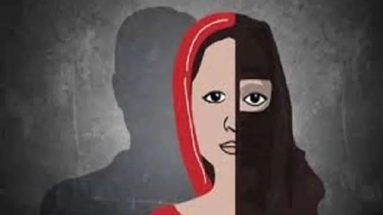 प्रयागराज: लव जिहाद के आरोपी के घर दबिश देने पहुंची पुलिस को लटका मिला ताला, लड़की ने लगाया था गंभीर आरोप प्रयागराज: लव जिहाद के आरोपी के घर दबिश देने पहुंची पुलिस को लटका मिला ताला, लड़की ने लगाया था गंभीर आरोप