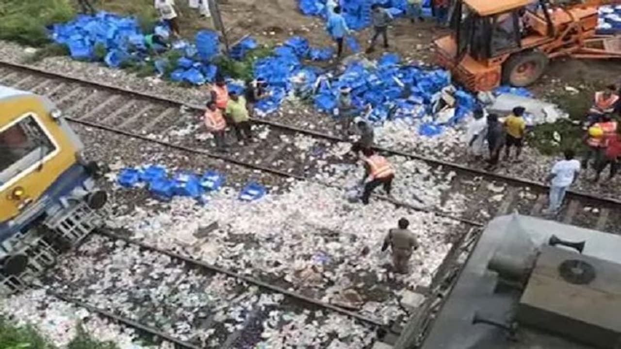 रामपुर में पुल की रेलिंग को तोड़ते हुए दूध से लदा ट्रक रेलवे ट्रैक पर गिरा, ट्रेनों की आवाजाही में पड़ रहा असर रामपुर में पुल की रेलिंग को तोड़ते हुए दूध से लदा ट्रक रेलवे ट्रैक पर गिरा, ट्रेनों की आवाजाही में पड़ रहा असर