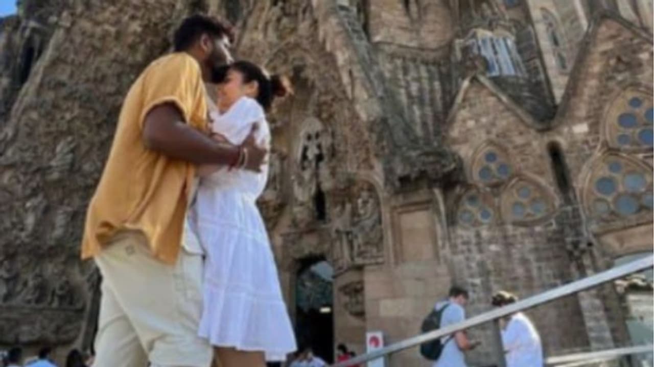 നയൻതാരയെ ചുംബിച്ച് വിഘ്‍നേശ് ശിവൻ, ബാഴ്സലോണയില്‍ നിന്നുള്ള ഫോട്ടോ പുറത്ത്