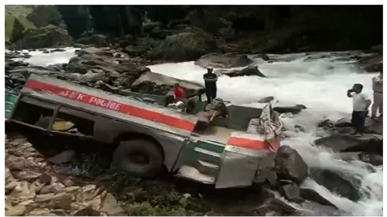 കശ്മീരില് ഐടിബിപി ജവാന്മാര് സഞ്ചരിച്ച ബസ് നദിയിലേക്ക് മറിഞ്ഞു, 6 മരണം കശ്മീരില് ഐടിബിപി ജവാന്മാര് സഞ്ചരിച്ച ബസ് നദിയിലേക്ക് മറിഞ്ഞു, 6 മരണം