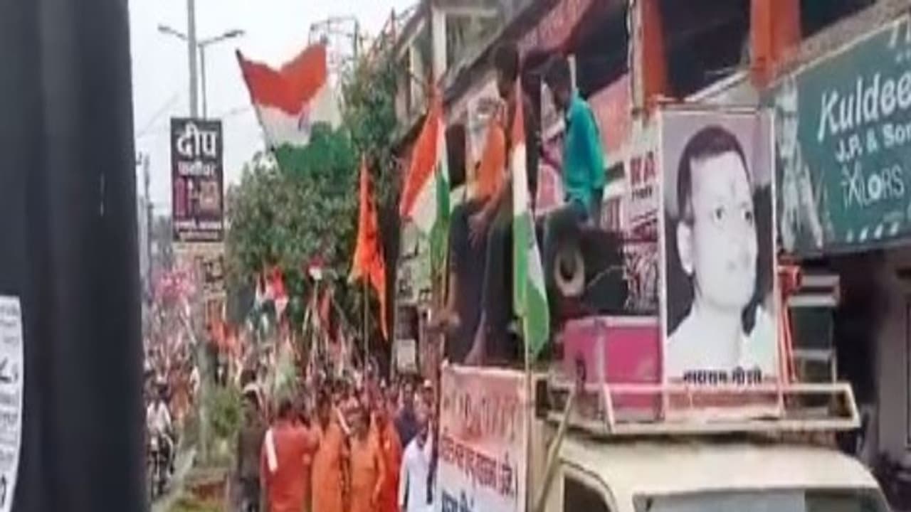 గాడ్సే ఫొటోతో హిందూ మహాసభ ర్యాలీ.. వైరల్ అవుతున్న వీడియో గాడ్సే ఫొటోతో హిందూ మహాసభ ర్యాలీ.. వైరల్ అవుతున్న వీడియో