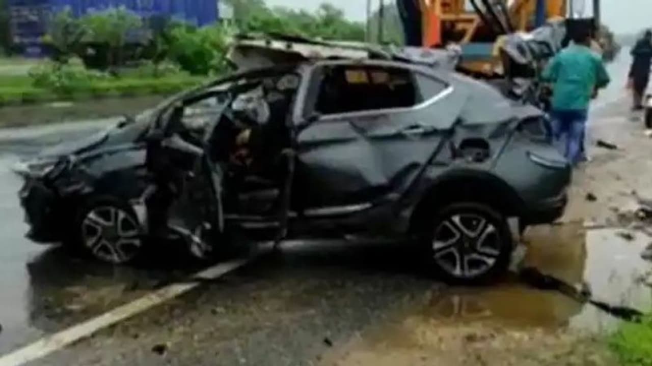 मुंबई हैदराबाद हाईवे पर खतरनाक एक्सीडेंट: परिवार के 4 लोगों की मौत कार के उड़े परखच्चे मुंबई हैदराबाद हाईवे पर खतरनाक एक्सीडेंट: परिवार के 4 लोगों की मौत कार के उड़े परखच्चे