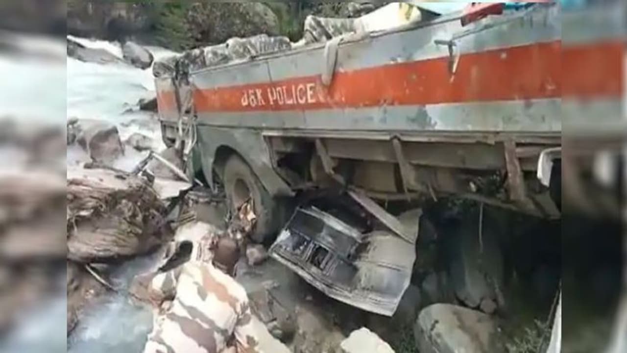 ৩৯ জন জওয়ান সহ গভীর খাদে পড়ে গেল বাস, নিহত সাত ৩৯ জন জওয়ান সহ গভীর খাদে পড়ে গেল বাস, নিহত সাত