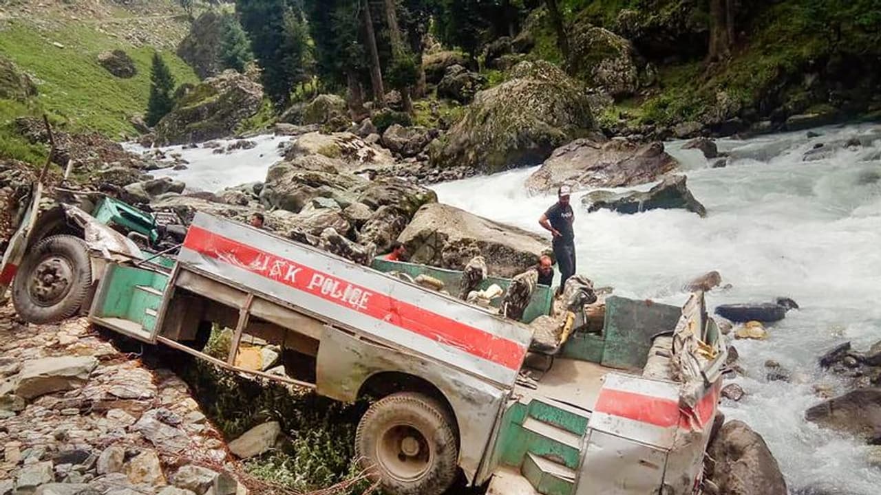 कश्मीर में भयंकर हादसा, ब्रेक फेल होने पर सैनिकों की बस नदी में गिरी, 7 की मौत, अमरनाथ यात्रा में तैनात थे कश्मीर में भयंकर हादसा, ब्रेक फेल होने पर सैनिकों की बस नदी में गिरी, 7 की मौत, अमरनाथ यात्रा में तैनात थे