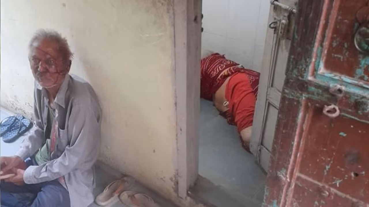 बाथरूम में पत्नी की खून से सनी लाश पूरी रात पास बैठ रोता रहा पति, मौत की जो कहानी सुनाई वो शॉकिंग थी बाथरूम में पत्नी की खून से सनी लाश पूरी रात पास बैठ रोता रहा पति, मौत की जो कहानी सुनाई वो शॉकिंग थी