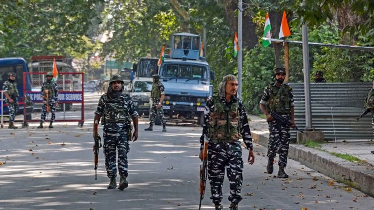 Violence escalates in Manipur: Vehicles carrying security forces ambushed; 5 injured Violence escalates in Manipur: Vehicles carrying security forces ambushed; 5 injured