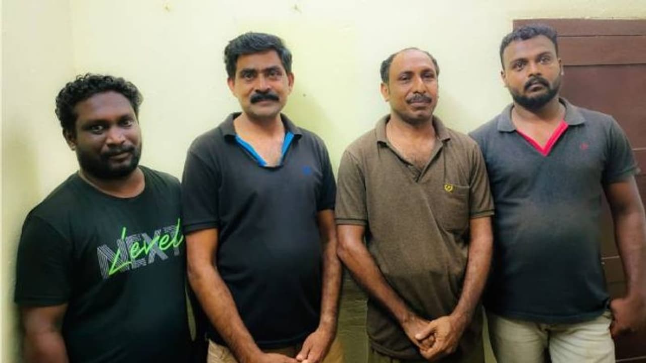 കെഎസ്ആർടിസി ബസ് തടഞ്ഞ് നിർത്തി ഡ്രൈവറെ മര്ദ്ദിച്ചു, നാല് പേര് പിടിയിൽ കെഎസ്ആർടിസി ബസ് തടഞ്ഞ് നിർത്തി ഡ്രൈവറെ മര്ദ്ദിച്ചു, നാല് പേര് പിടിയിൽ