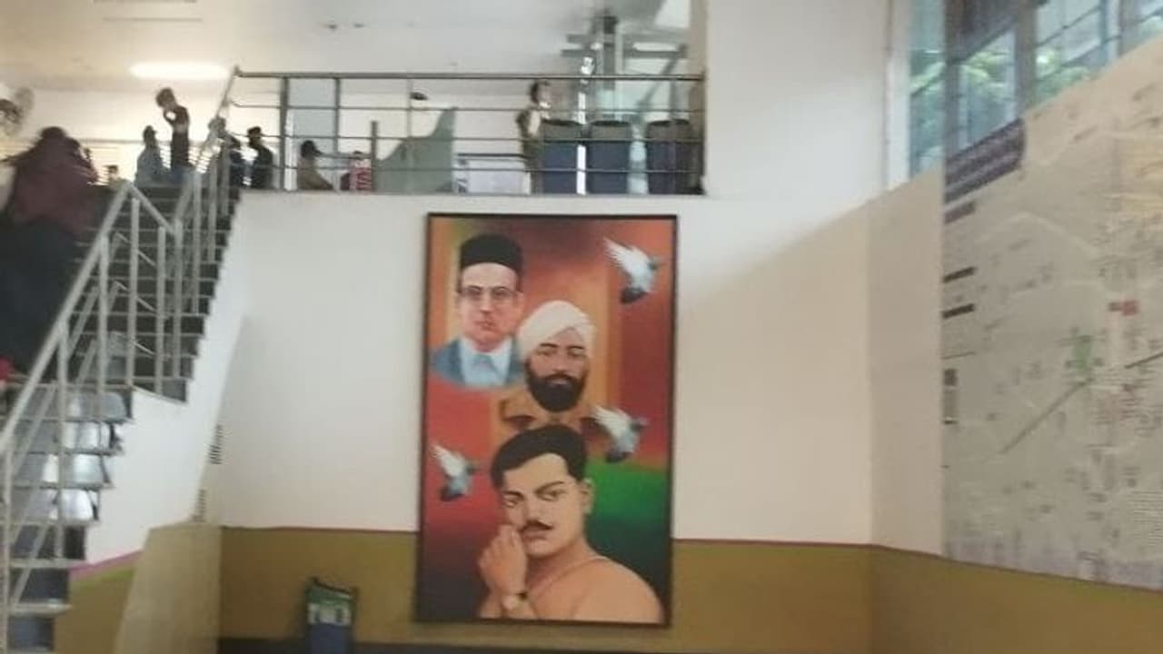 ಮೆಜೆಸ್ಟಿಕ್ ಮೆಟ್ರೋದಲ್ಲಿ ವೀರ ಸಾವರ್ಕರ್ ಫೋಟೋ, ಬೆಂಗಳೂರಿನಲ್ಲಿ ವಿವಾದದ ಕಿಡಿ!